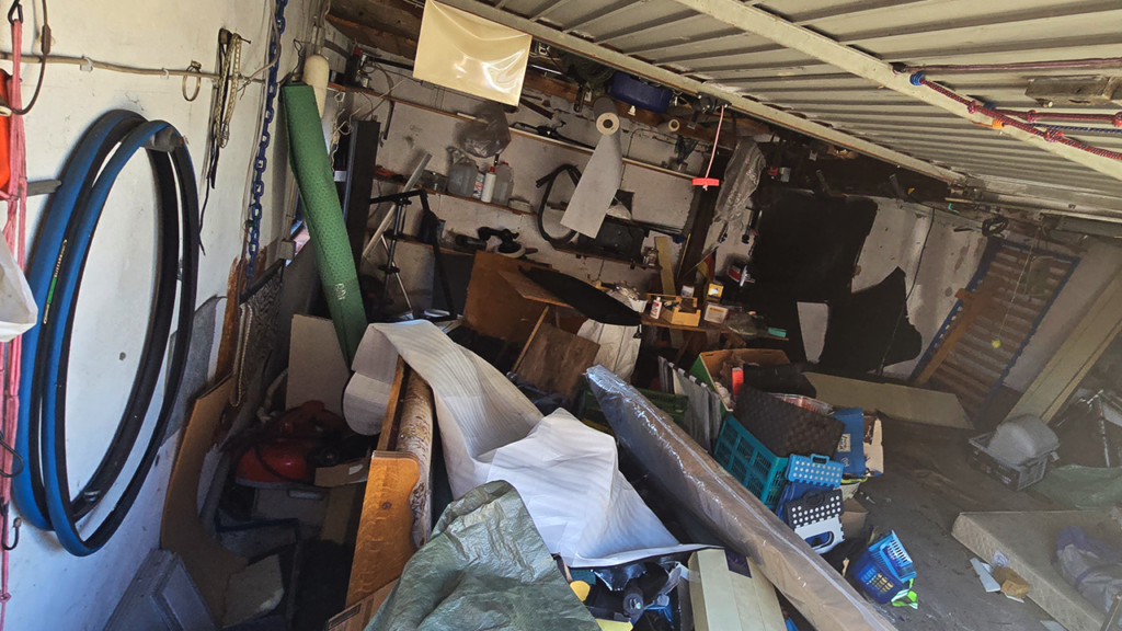 Gefüllte Garage vor der Räumung