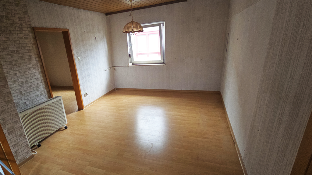 Leeres Wohnzimmer nach der Hausentrümpelung